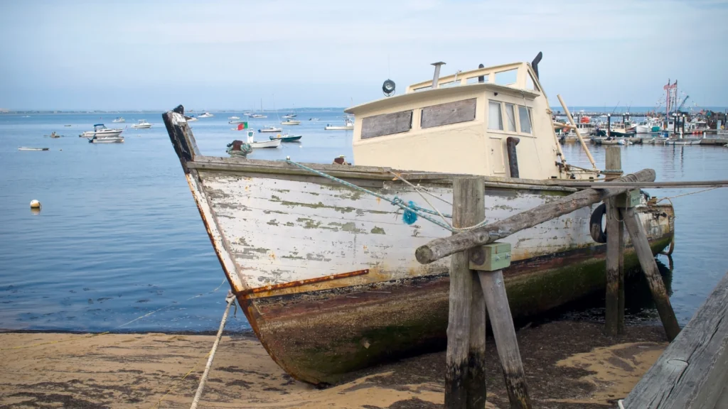 A photo of a boat harbor, the setting of Heinrich Böll's Anekdote zur Senkung der Arbeitsmoral.